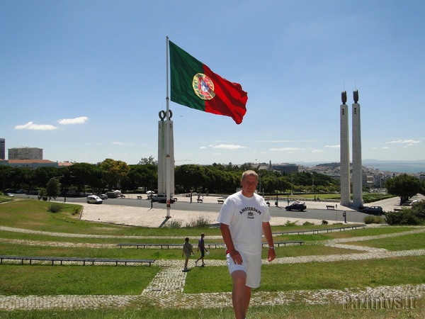 Milžiniška Portugalijos vėliava Lisabonoj